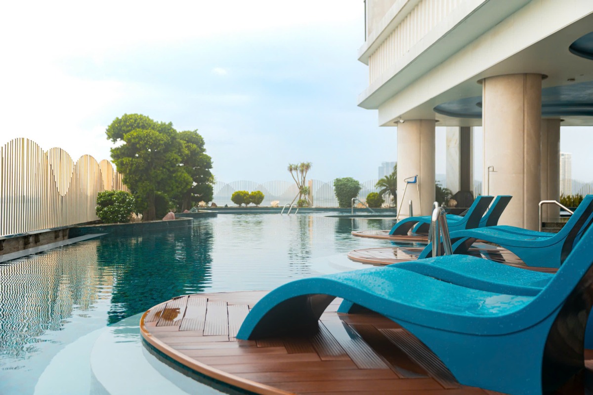 Khi du lịch Hạ Long, bạn nên ưu tiên chọn các khách sạn có tầm nhìn hướng biển để trọn vẹn tận hưởng vẻ đẹp vịnh xanh biếc. (Nguồn: Sưu tầm)&nbsp;