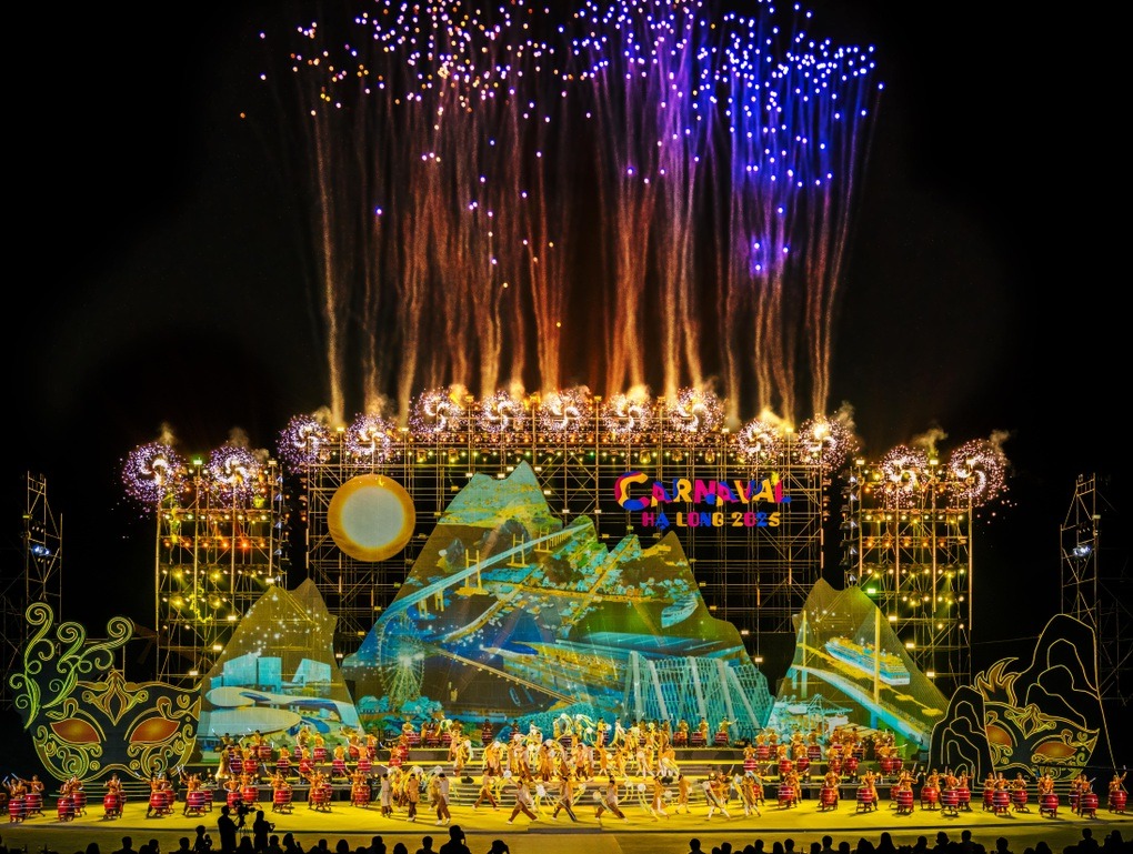 Carnaval Hạ Long là lễ hội đường phố rực rỡ sắc màu với những màn diễu hành hoành tráng, âm nhạc sôi động. (Nguồn: Sưu tầm)&nbsp;