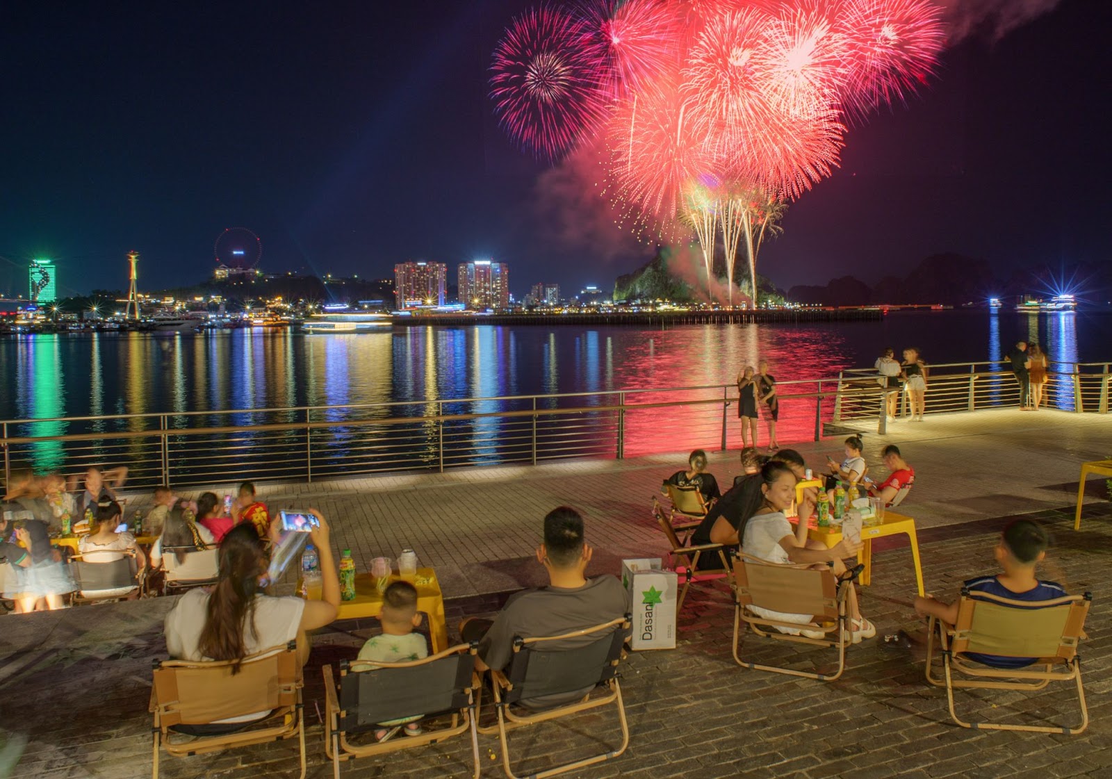 Dịp 30/4, Hạ Long khoác lên mình bầu không khí lễ hội rộn ràng. (Nguồn: Sưu tầm)&nbsp;