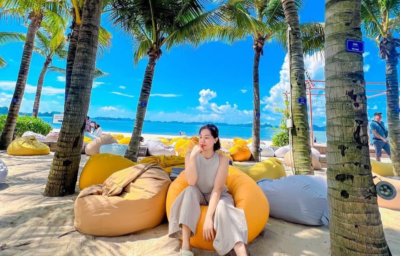 Du khách dễ dàng bắt gặp những quán cà phê ven biển, beach bar mang phong cách trẻ trung, phù hợp để vừa thư giãn vừa ghi lại những khoảnh khắc đáng nhớ. (Nguồn: Sưu tầm)&nbsp;