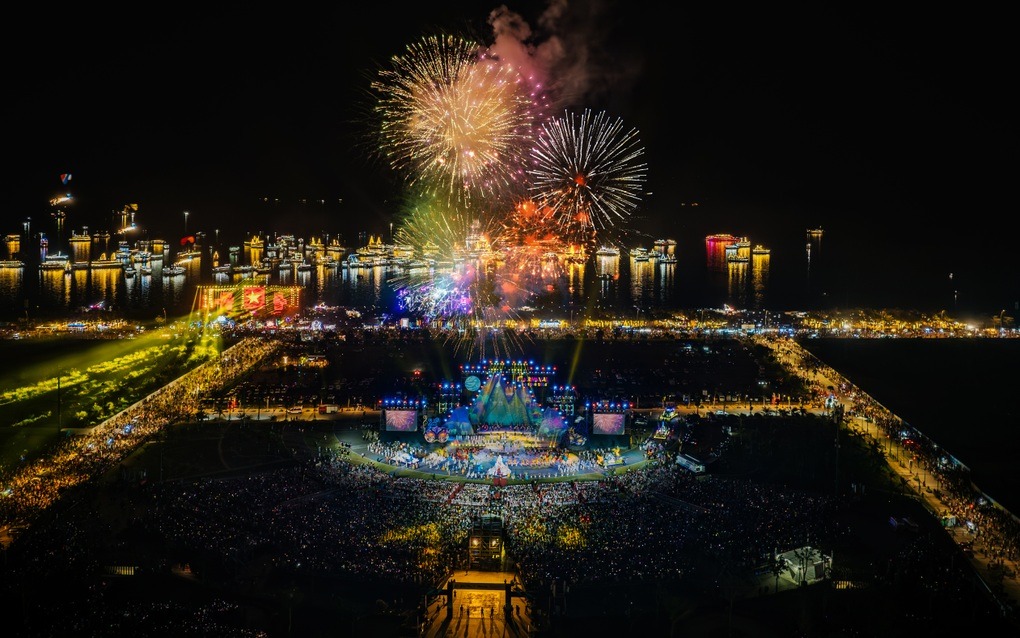Hạ Long thường tổ chức bắn pháo hoa và các chương trình nghệ thuật đặc sắc dịp 30/4, thu hút đông đảo du khách. (Nguồn: Sưu tầm)&nbsp;