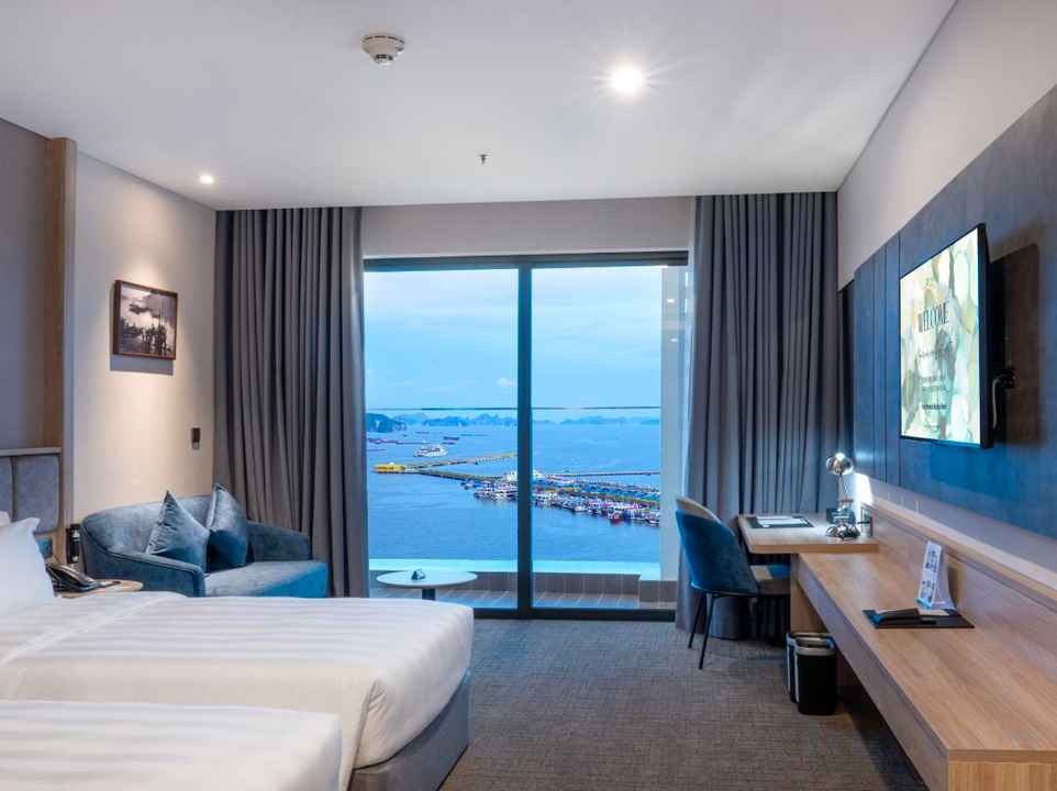 Khi lưu trú tại Hạ Long, du khách nên ưu tiên chọn phòng hướng biển để tận hưởng trọn vẹn ánh bình minh, hoàng hôn trên vịnh. (Nguồn: Sưu tầm)