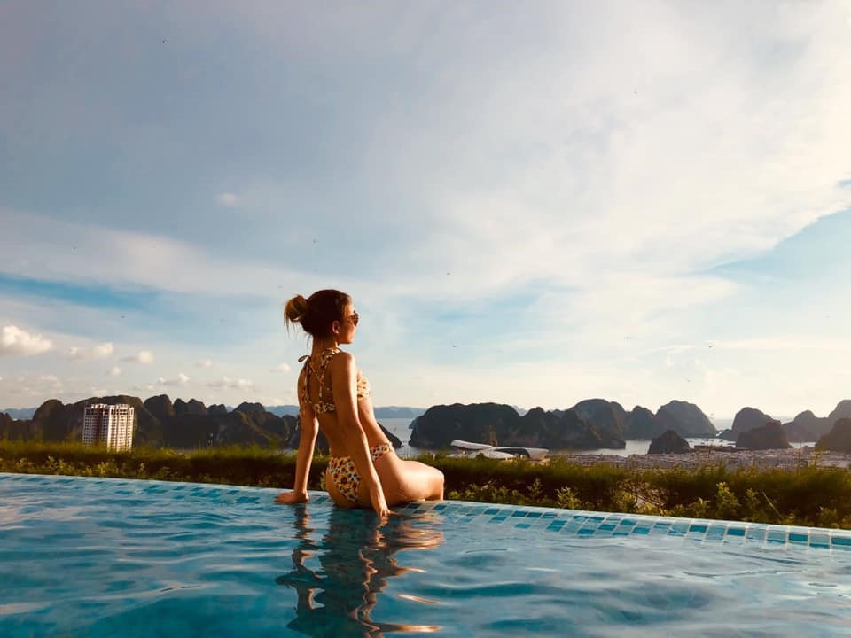 Bể bơi vô cực tại FLC Hạ Long gây ấn tượng mạnh với tầm nhìn hướng thẳng ra vịnh. (Nguồn: Sưu tầm)