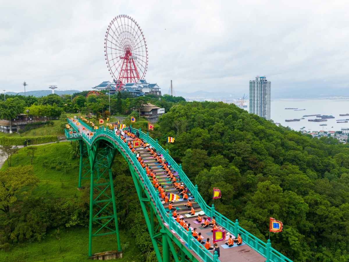 Với lịch trình 1 ngày, du khách có thể bắt đầu buổi sáng tại Công viên Rồng sau đó trải nghiệm Cáp treo Nữ Hoàng