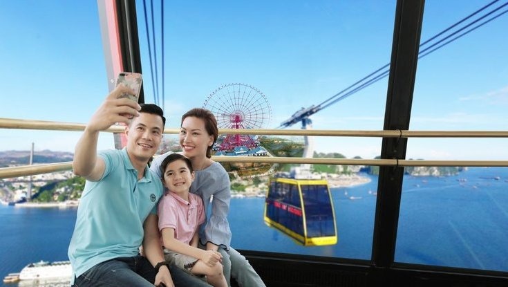 Check-in tại cabin cáp treo Nữ Hoàng là khoảnh khắc không thể bỏ lỡ khi được lơ lửng giữa không trung, phóng tầm mắt ngắm trọn vịnh Hạ Long. (Nguồn: Sưu tầm)&nbsp;