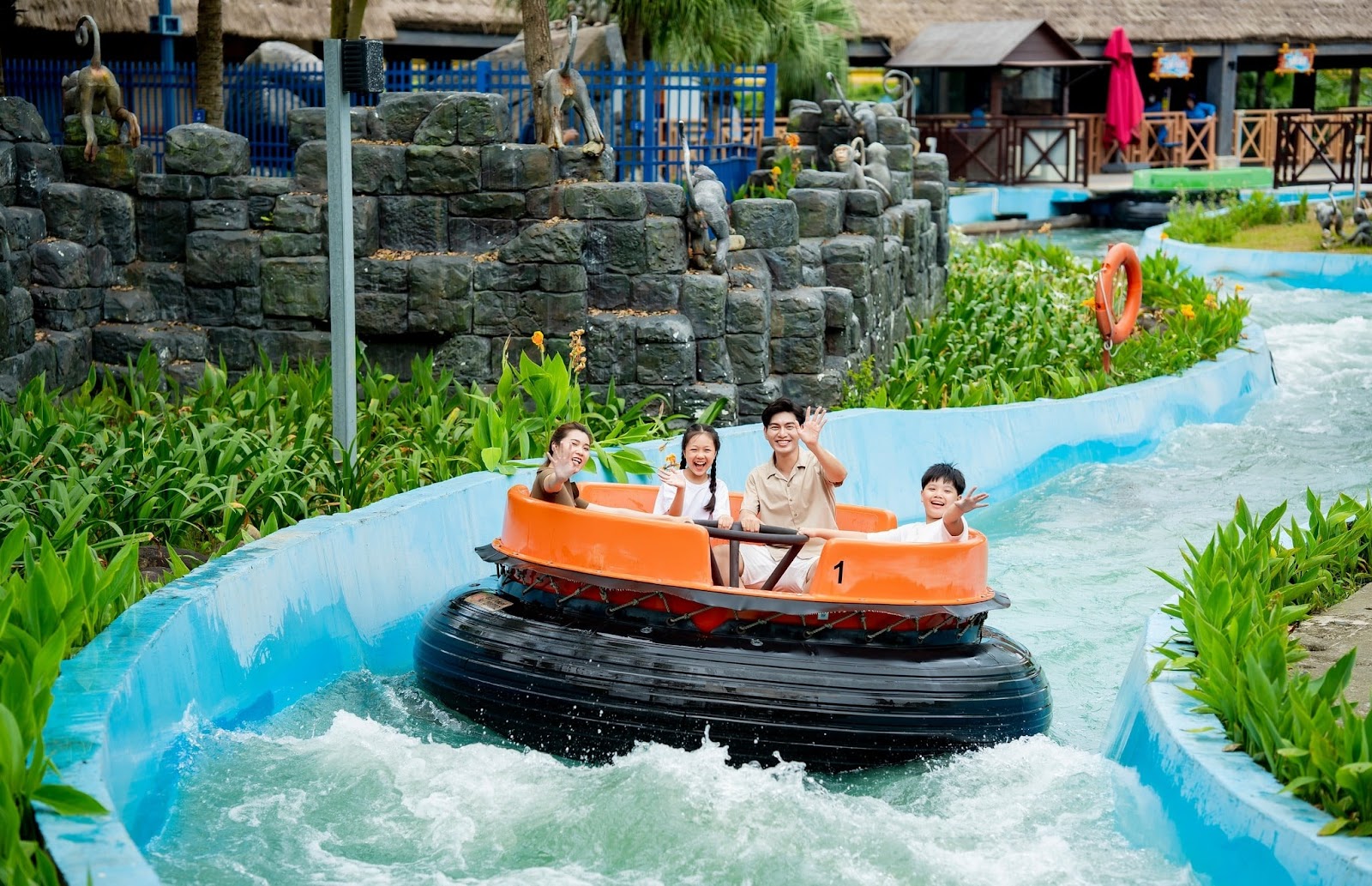 Công viên nước Typhoon Water Park với hàng loạt trò chơi nước hiện đại và không khí mùa hè đầy hứng khởi. (Nguồn: Sưu tầm)&nbsp;