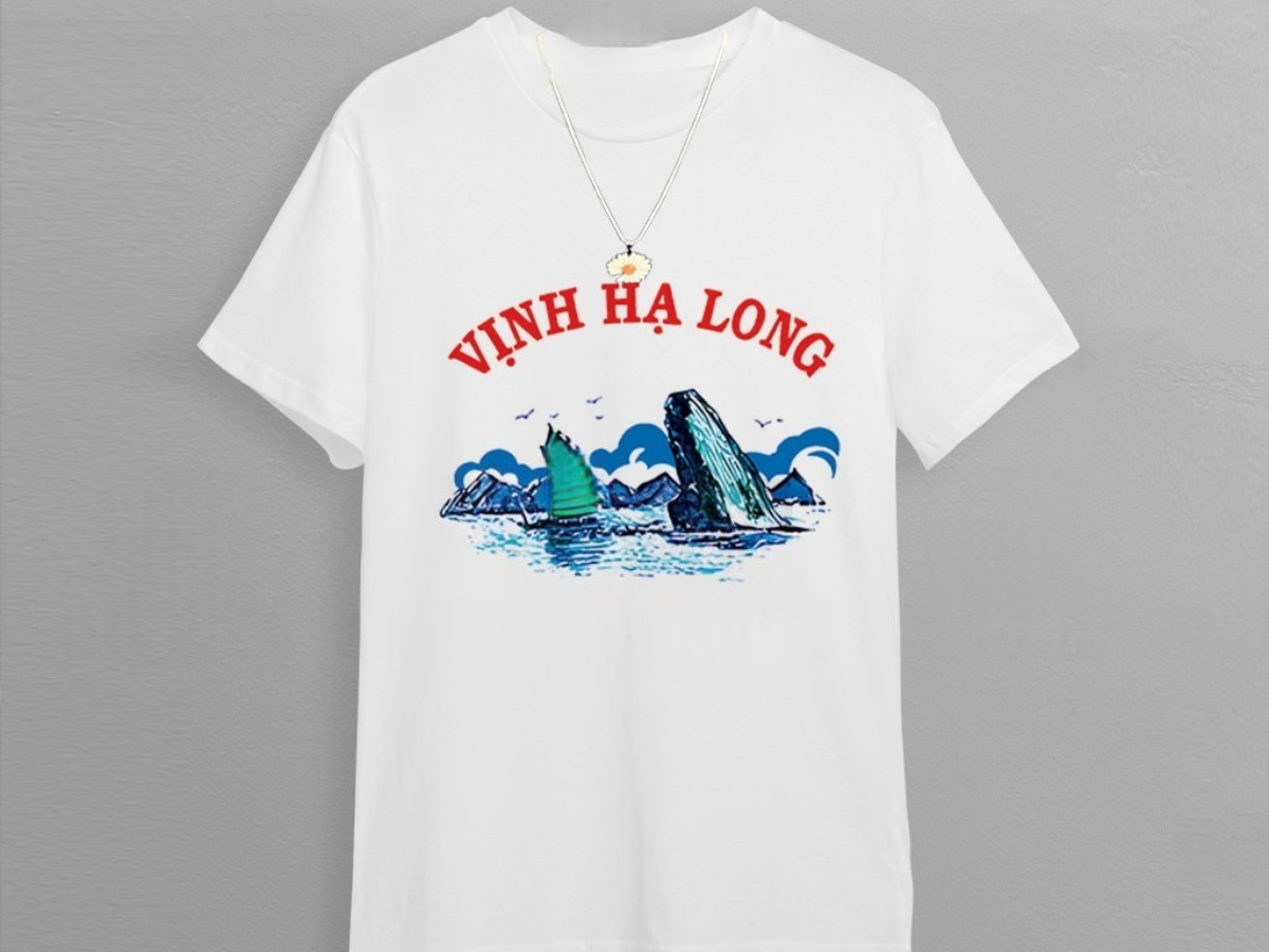 Áo phông và phụ kiện in hình vịnh Hạ Long dễ dùng và gợi nhớ kỷ niệm chuyến đi. (Nguồn: Sưu tầm)&nbsp;
