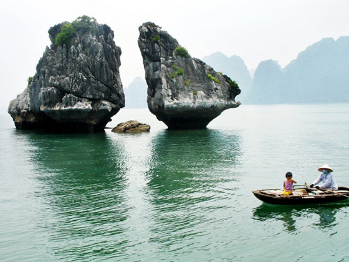 Buổi sáng là thời điểm lý tưởng tham quan vịnh Hạ Long khi thời tiết mát mẻ. (Nguồn: Sưu tầm)&nbsp;