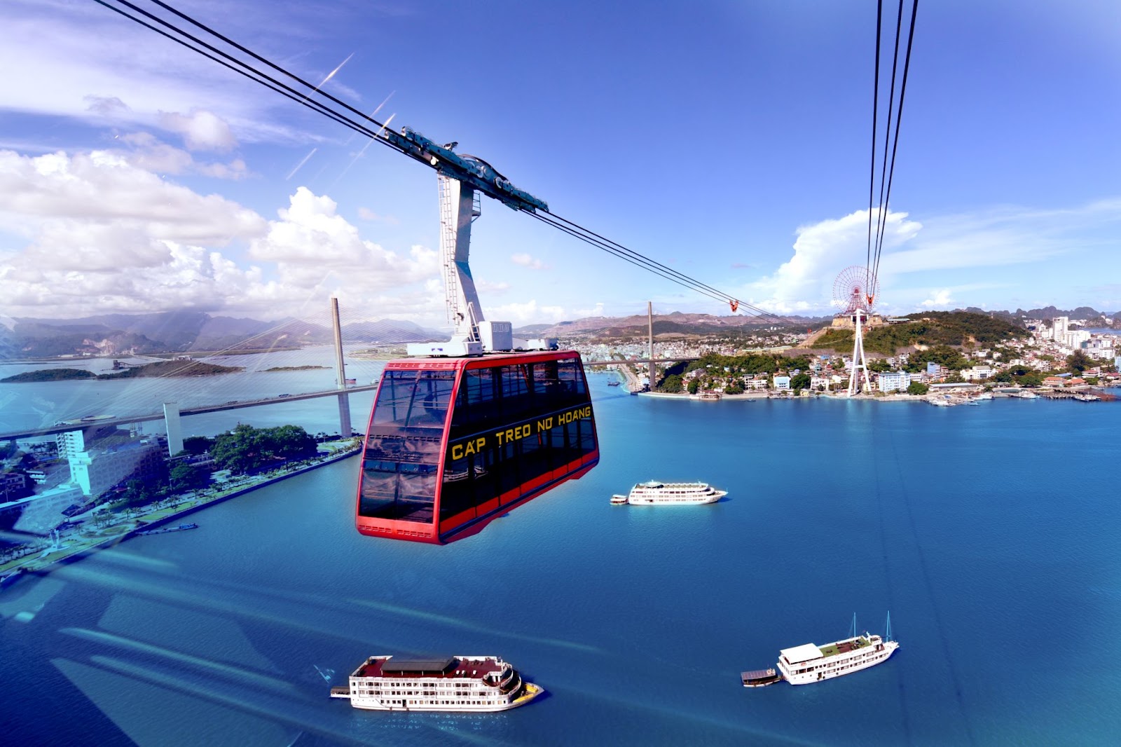 Trải nghiệm cáp treo Nữ Hoàng là cách tuyệt vời để ngắm toàn cảnh vịnh Hạ Long từ trên cao