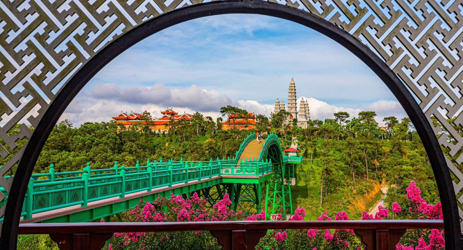 Khám phá quần thể tâm linh Bảo Hải Linh Thông Tự trên đỉnh núi thu hút đông đảo du khách