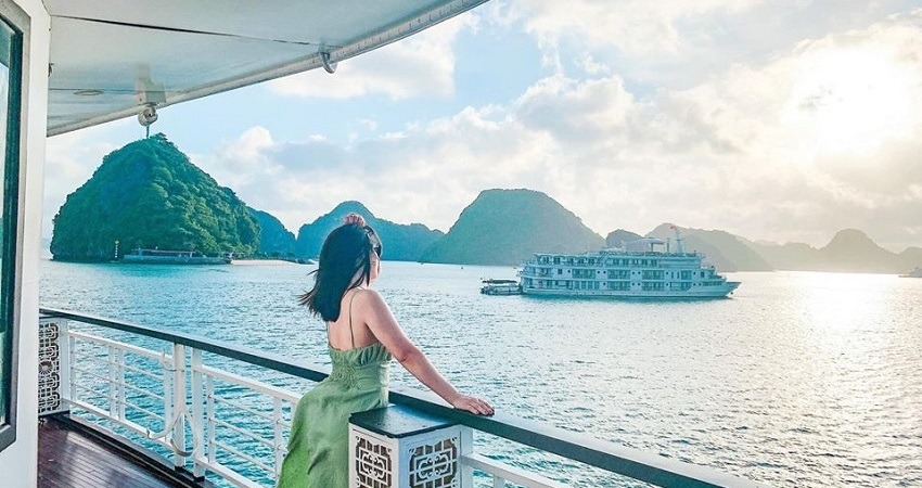 Du khách được thức dậy giữa biển trời, ngắm hoàng hôn buông xuống và cảm nhận trọn vẹn vẻ đẹp của vịnh từ những khoảnh khắc rất riêng. (Nguồn: Sưu tầm)