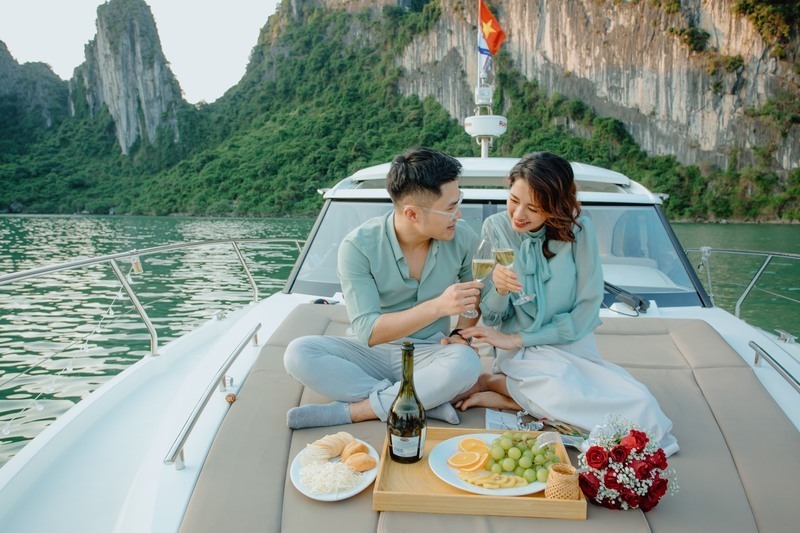 Vịnh Hạ Long đẹp theo cách rất riêng ở mỗi mùa, khi thì rực rỡ nắng gió mùa hè, lúc lại trầm lắng, mờ ảo trong sương đông, để bất cứ thời điểm nào ghé thăm cũng mang đến một cảm xúc khác biệt. (Nguồn: Sưu tầm)