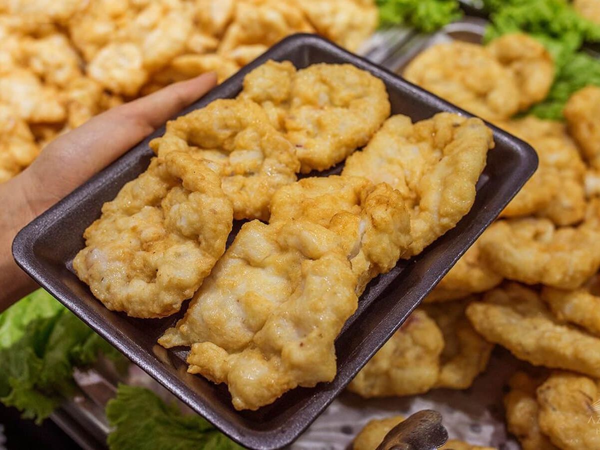 Chả mực Hạ Long là món đặc sản nổi tiếng với vị đậm đà, chế biến từ mực tươi xay nhuyễn và nướng thơm lừng trên than hồng. (Nguồn: Sưu tầm)&nbsp;