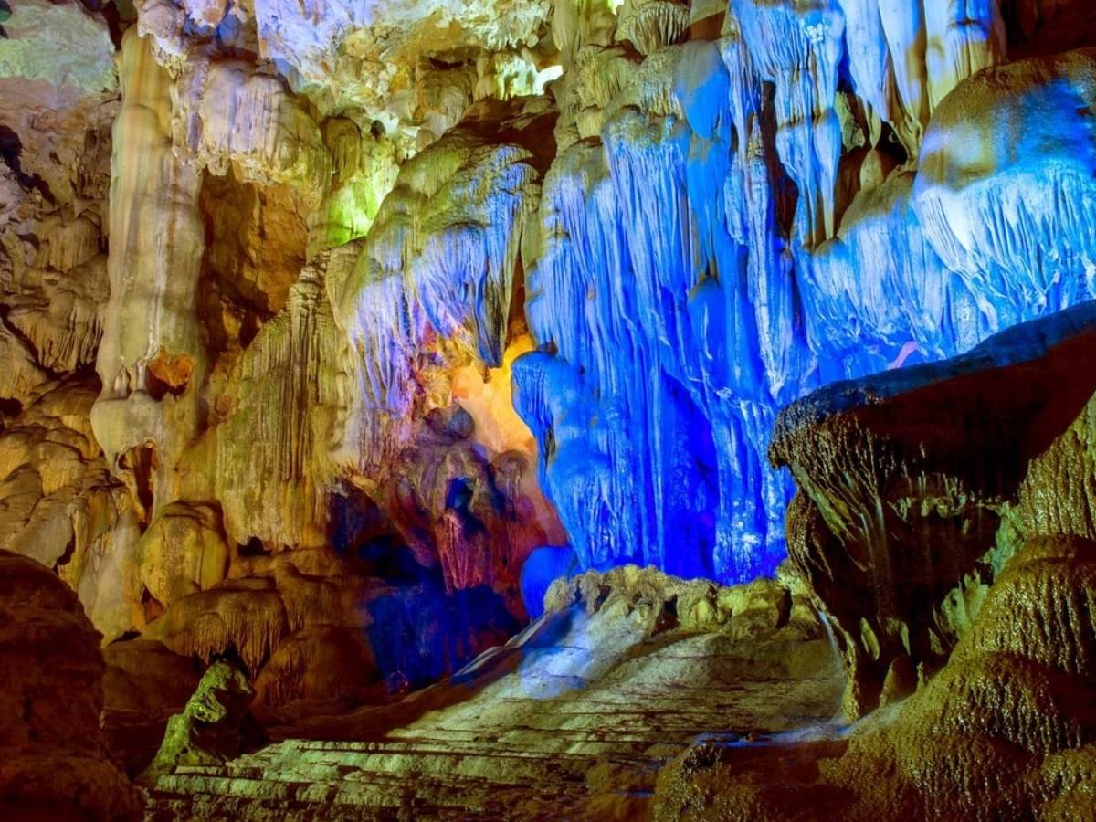 Một hành trình kinh nghiệm du lịch Hạ Long mới nhất không thể thiếu tuyến khám phá Động Thiên Cung – Hang Đầu Gỗ. (Nguồn: Sưu tầm)&nbsp;