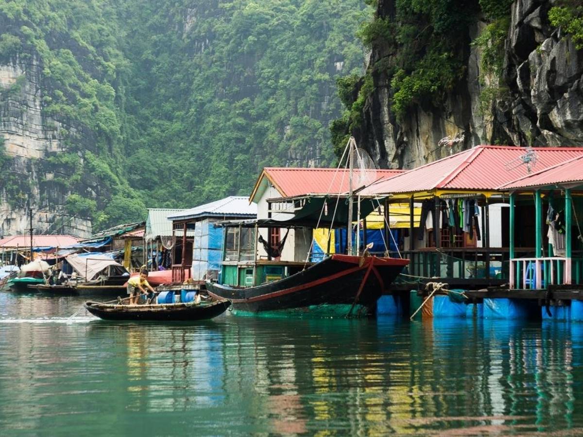 Khi ghé thăm làng chài Cửa Vạn, bạn có cơ hội được chính người dân bản địa chia sẻ cách chèo thuyền, thả lưới, câu tôm cá. (Nguồn: Sưu tầm)&nbsp;