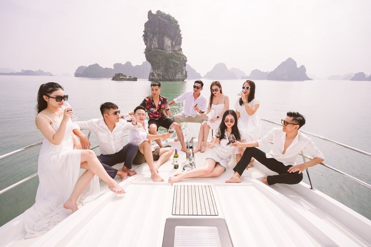 Vịnh Hạ Long nổi tiếng với hàng nghìn đảo đá vôi kỳ vĩ, mặt nước xanh ngọc và vẻ đẹp độc đáo hiếm có trên bản đồ du lịch thế giới. (Nguồn: Sưu tầm)