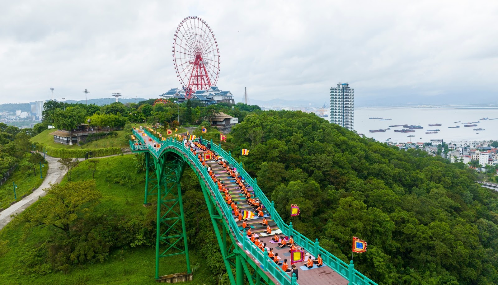 Tại&nbsp;Sun World Hạ Long, du khách có thể thỏa mình với những trò cảm giác mạnh tại Công viên Rồng Dragon Park hay hòa mình trong không khí sôi động của công viên nước Typhoon Water Park. (Nguồn: Sưu tầm)