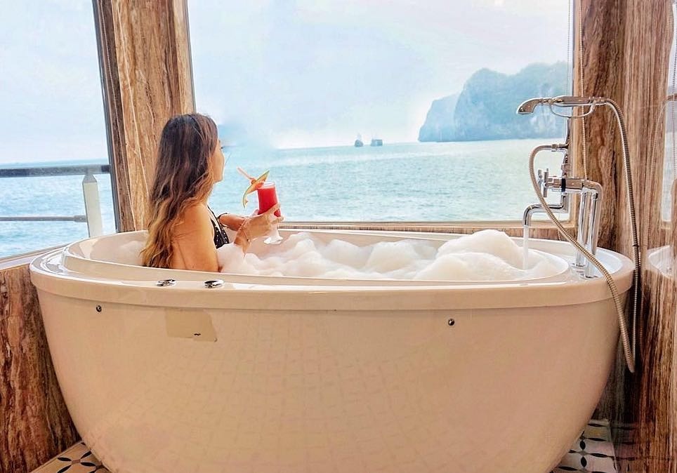 Trải nghiệm ngủ đêm trên du thuyền vịnh Hạ Long, du khách thức dậy giữa biển trời mênh mông, nhâm nhi bữa sáng trên boong tàu. (Nguồn: Sưu tầm)