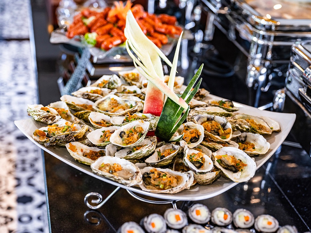 Trong không gian sang trọng của du thuyền, du khách vừa thưởng thức các món đặc sản Hạ Long như hàu tươi béo ngậy, chả mực giòn dai đậm vị biển, vừa ngắm cảnh vịnh êm đềm trôi qua, tạo nên trải nghiệm ẩm thực tinh tế và đáng nhớ. (Nguồn: Sưu tầm).&nbsp;