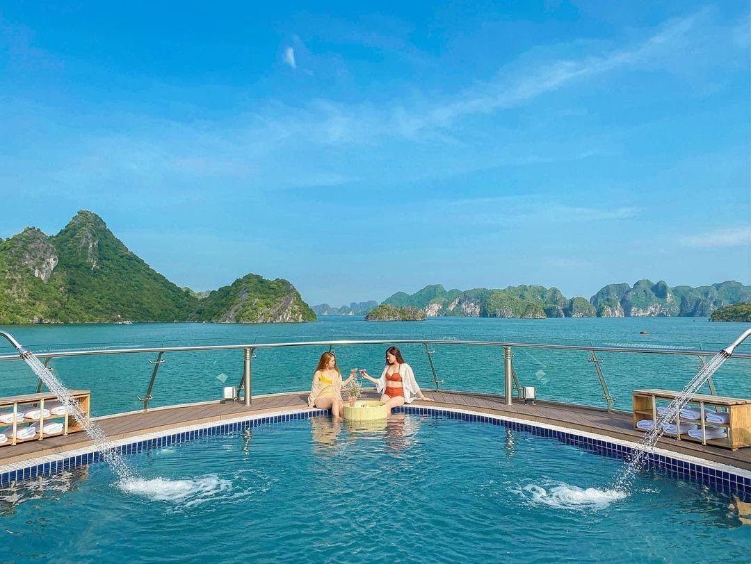 Du thuyền Hạ Long 1 ngày đặc biệt phù hợp với du khách có lịch trình ngắn nhưng vẫn mong muốn khám phá vẻ đẹp đặc trưng nhất của di sản thiên nhiên thế giới. (Nguồn: Sưu tầm)