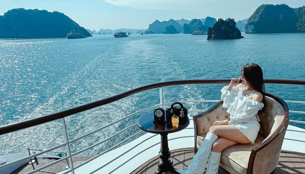 Từ du thuyền, du khách có dịp thu trọn vào tầm mắt vẻ đẹp kỳ vĩ của Vịnh Hạ Long. (Nguồn: Sưu tầm).&nbsp;