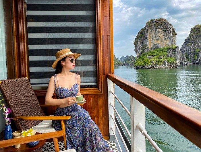 Khi du thuyền thả neo, du khách có thể thư giãn trên boong tàu, ngắm cảnh biển nên thơ, check in những bức hình sang chảnh giữa lòng di sản. (Nguồn: Sưu tầm)