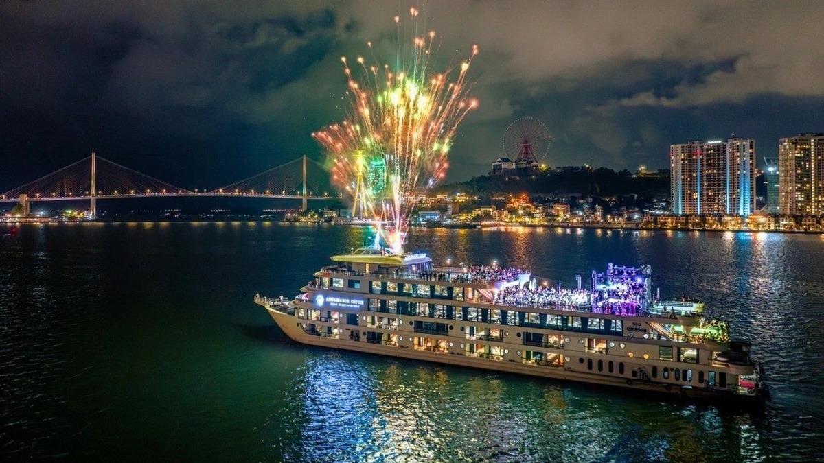 Việc lựa chọn lịch trình phù hợp giúp du khách có thể kết hợp trải nghiệm&nbsp;du thuyền Hạ Long ngủ đêm với không khí lễ hội sôi động. (Nguồn: Sưu tầm).