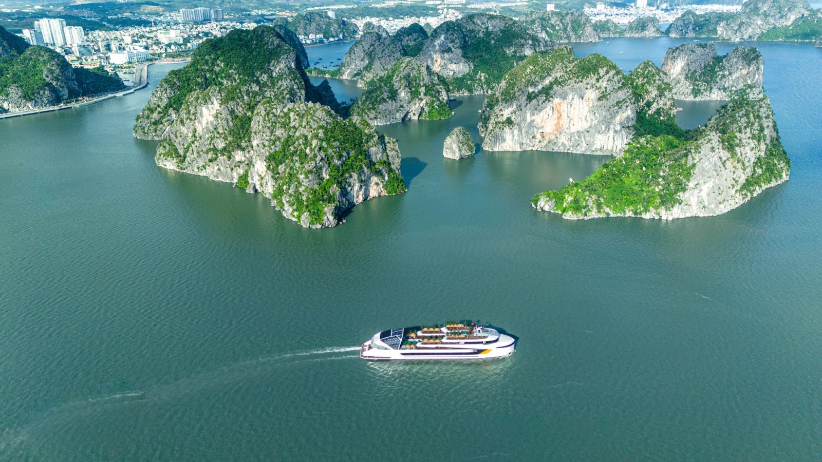 Vịnh Hạ Long hấp dẫn du khách bởi sự kết hợp hiếm có giữa thiên nhiên kỳ vĩ và trải nghiệm du lịch đa dạng. (Nguồn: Sưu tầm).&nbsp;