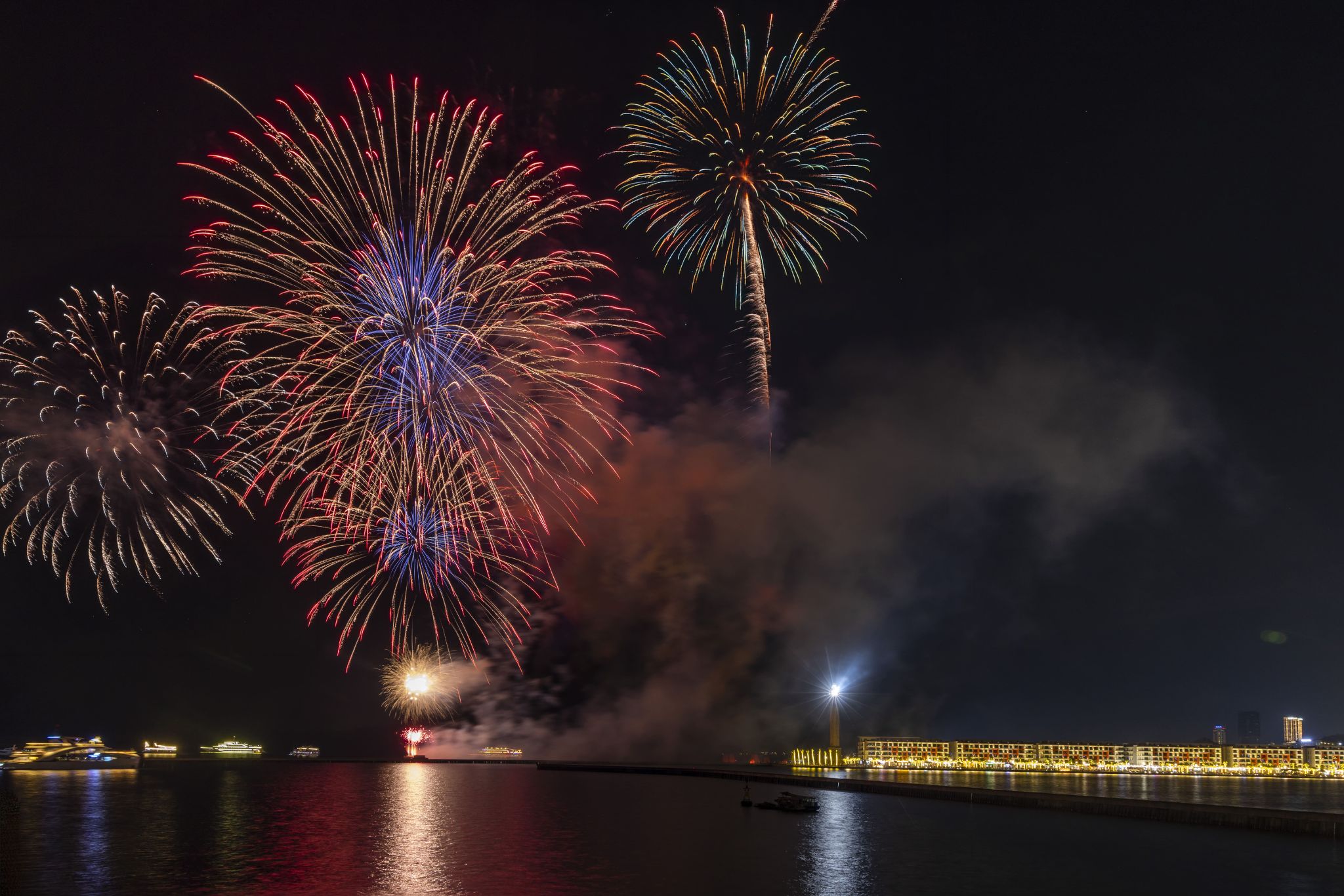 Pháo hoa đang được trình diễn hàng đêm tại chợ đêm VUI-Fest Ha Long.