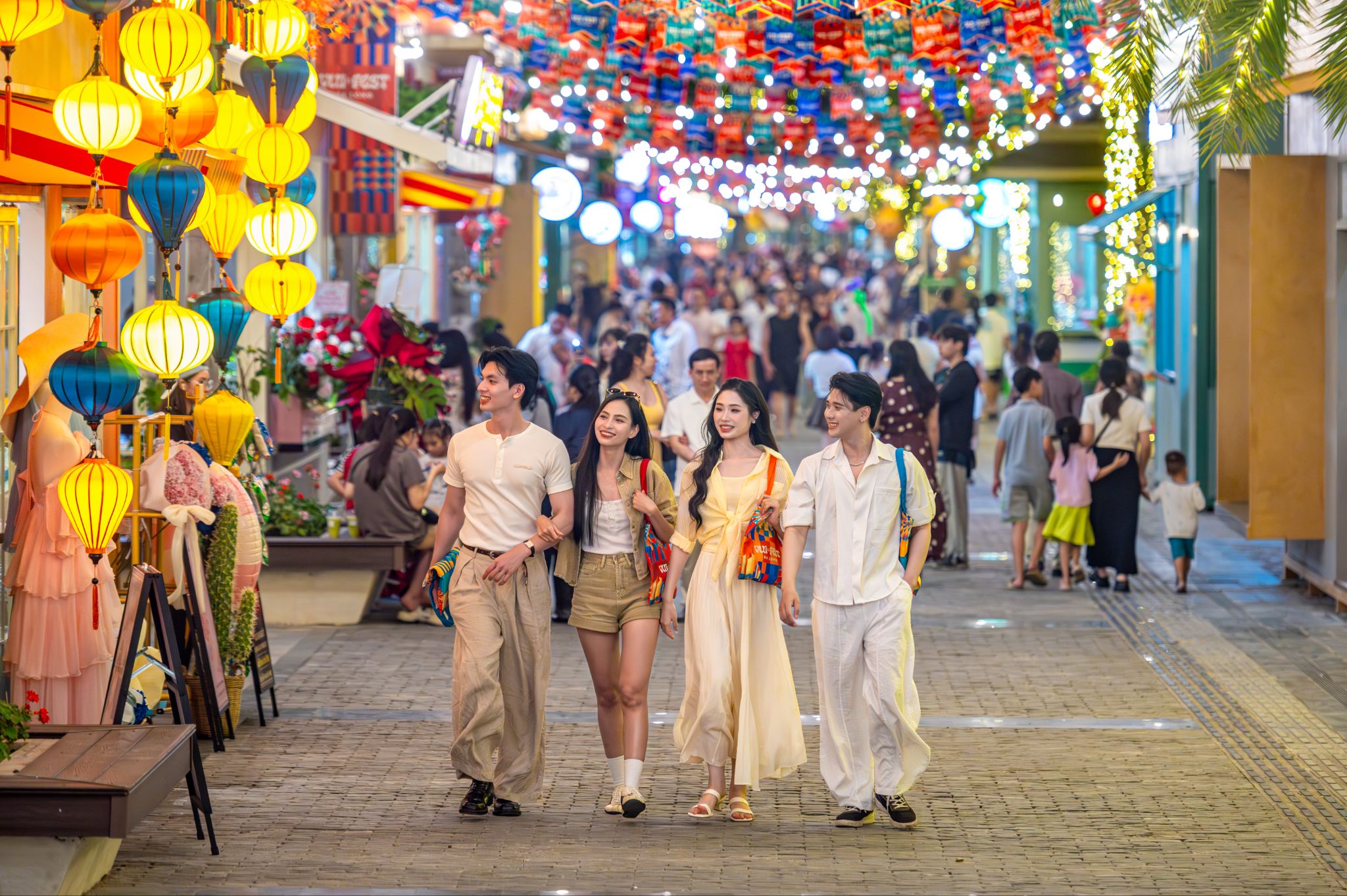 Chợ đêm với gần 100 kiosk ẩm thực đa dạng, đủ vùng miền và quốc tế, là địa điểm thưởng thức bữa tối “hot trend” tại Hạ Long.