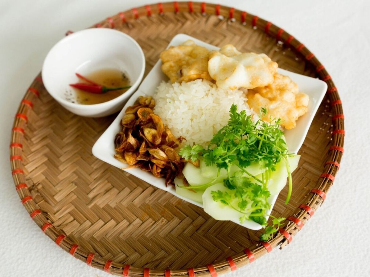 Ẩm thực là phần không thể thiếu khi trải nghiệm Hạ Long mùa hè.