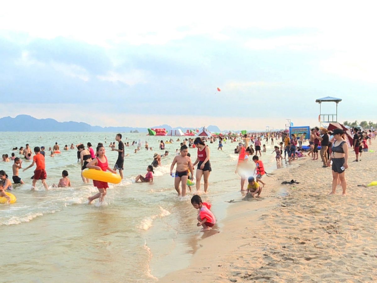 Một trong những trải nghiệm không thể thiếu khi đến Hạ Long mùa hè chính là tắm biển và khám phá các bãi biển nổi tiếng.