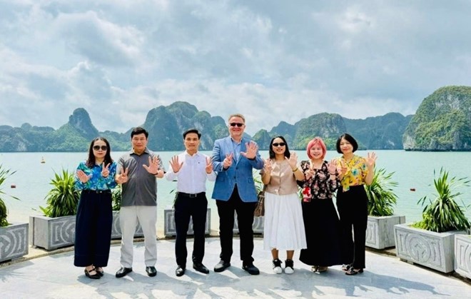 Ông Jean-Paul de la Fuente - Giám đốc Tổ chức New7Wonders - thăm, khảo sát trên vịnh Hạ Long. Ảnh: Ban Quản lý di sản thế giới vịnh Hạ Long - Yên Tử&nbsp;