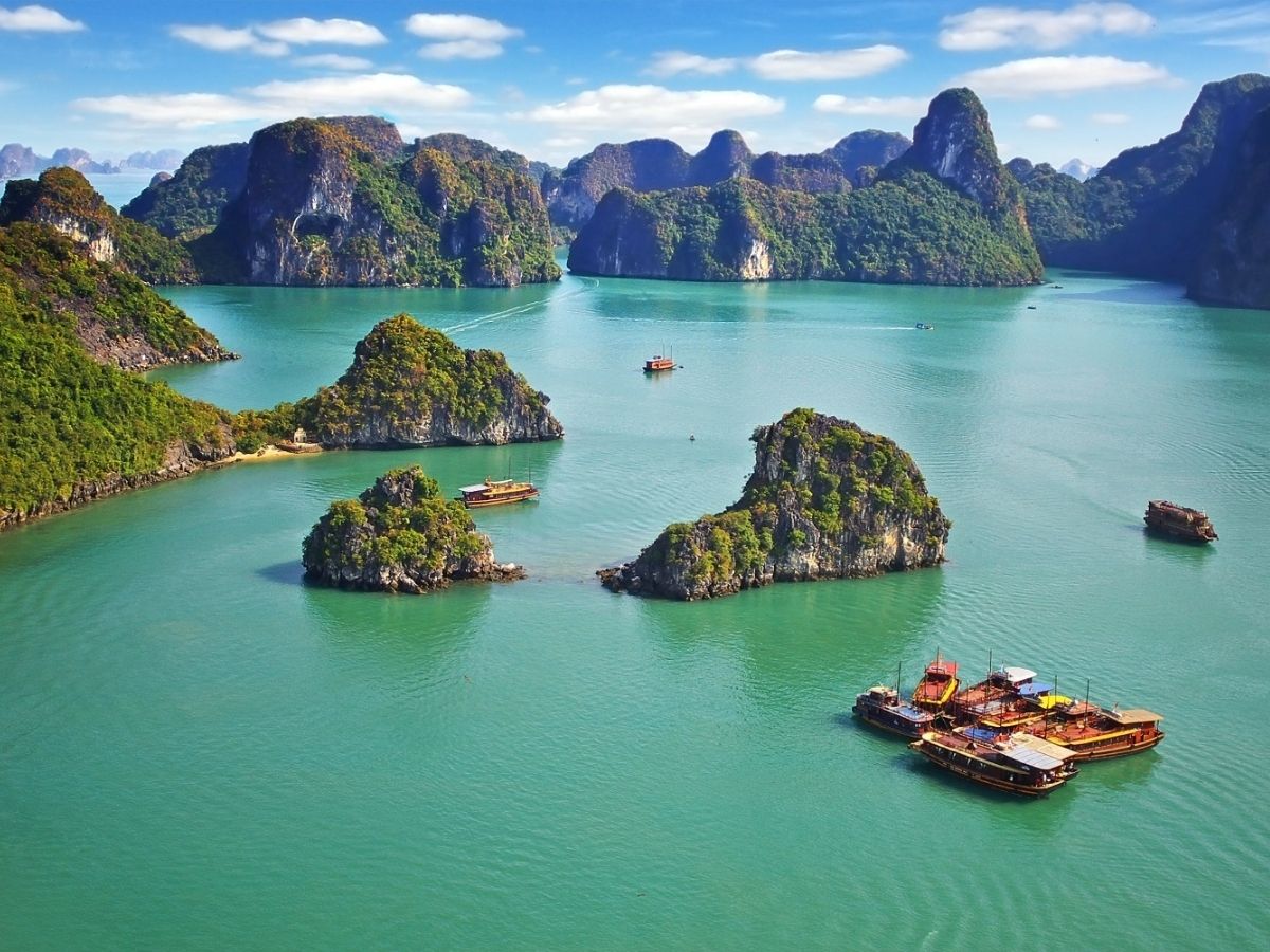Sang ngày thứ hai, bạn có thể chuyển sang hành trình khám phá thiên nhiên với chuyến tham quan Vịnh Hạ Long di sản thiên nhiên thế giới nổi tiếng.