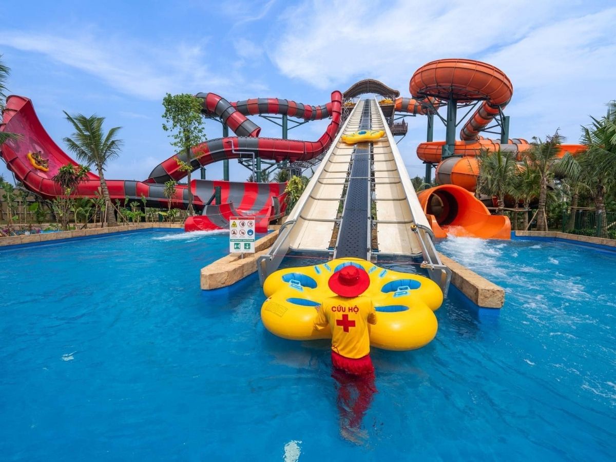 Nếu bạn là người yêu thích tốc độ và thử thách, công viên Lốc Xoáy chắc chắn sẽ không làm bạn thất vọng.