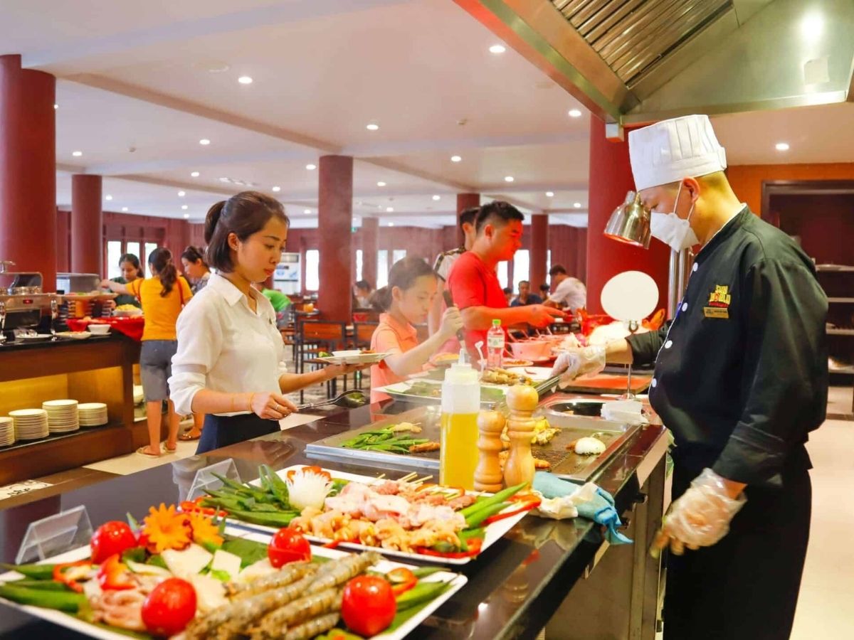 Sau khi vui chơi buổi sáng, bạn nên dành thời gian nghỉ trưa và ăn uống ngay trong khu Sun World Ha Long để tiết kiệm thời gian di chuyển.
