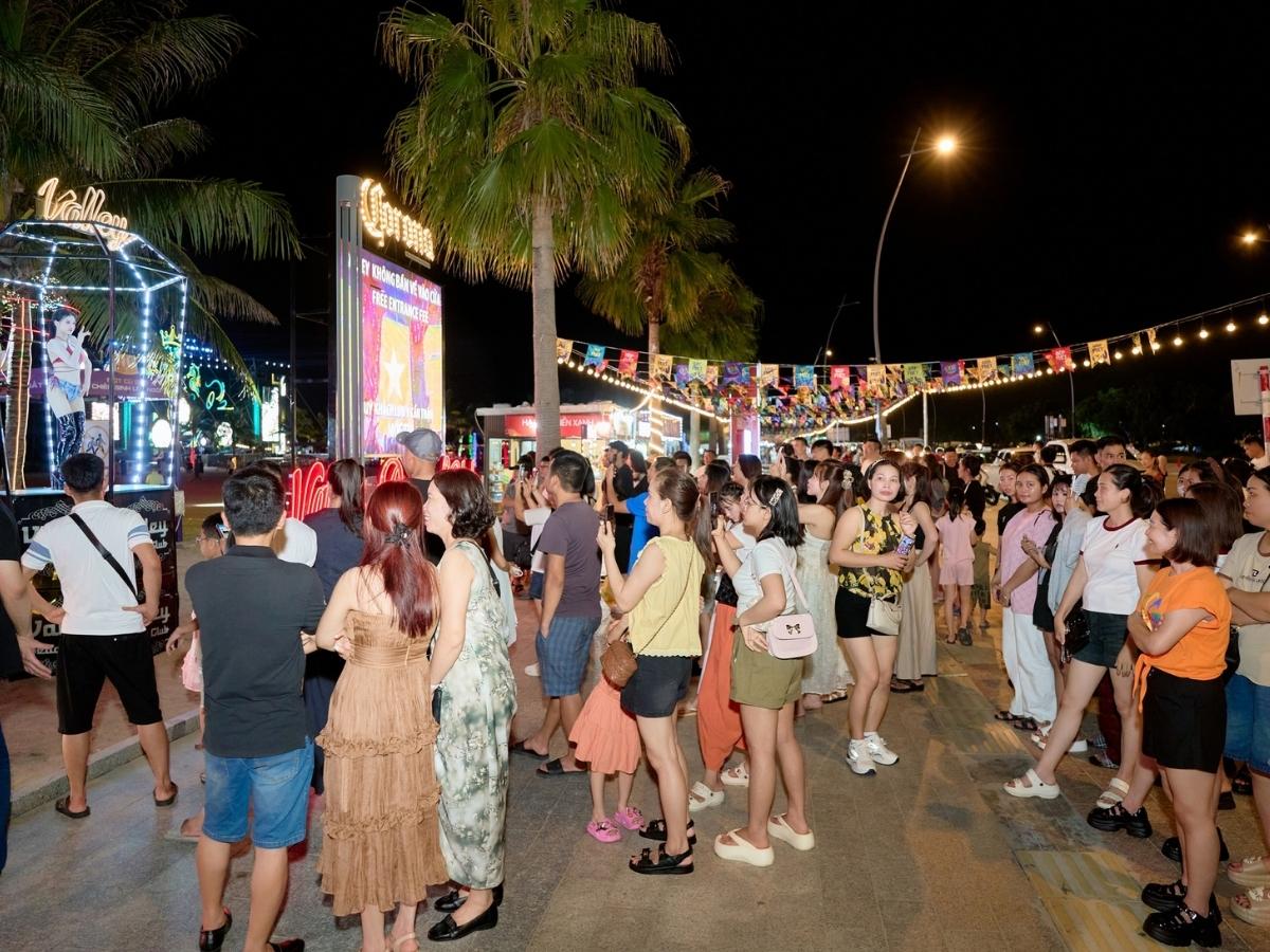 Bạn có thể quay về nghỉ ngơi trước khi bắt đầu hành trình buổi tối tại VUI-Fest bước chuyển nhẹ nhàng từ vận động sang thư giãn.