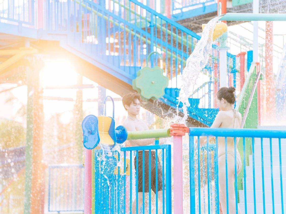 Để không bỏ lỡ những trải nghiệm hấp dẫn, bạn nên ưu tiên các khu trò chơi “hot” ngay từ đầu khi đến công viên nước Hạ Long.