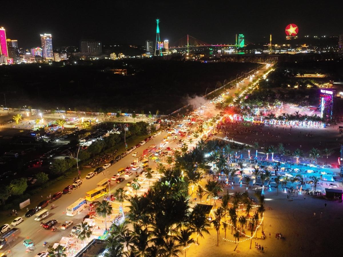 Sau một ngày vui chơi tại công viên nước Hạ Long, buổi tối là thời điểm lý tưởng để bạn nạp lại năng lượng tại VUI-Fest. 