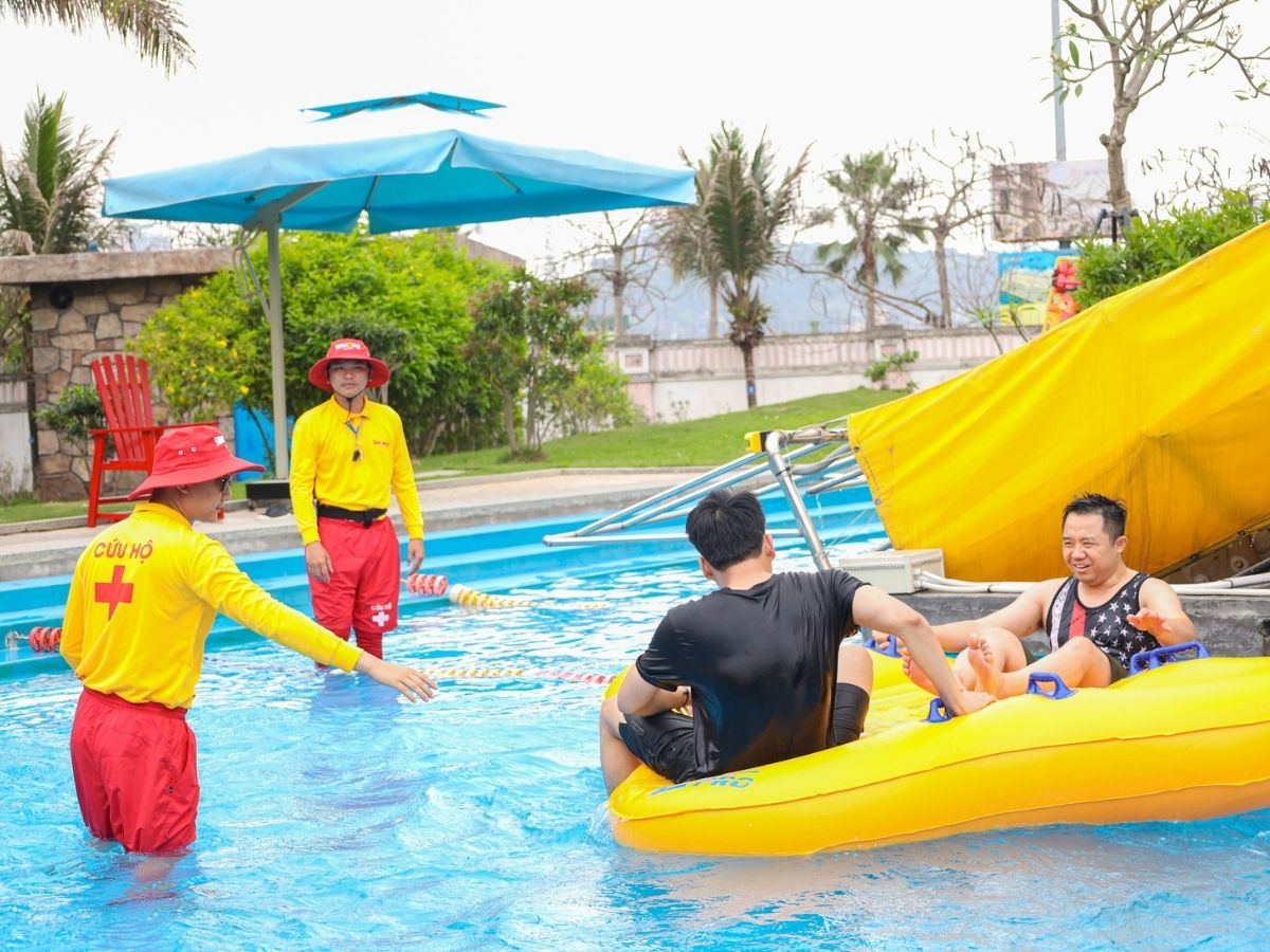 Buổi chiều là “thời điểm vàng” để bạn quay lại công viên nước Hạ Long và tập trung vào các trò chơi cảm giác mạnh.