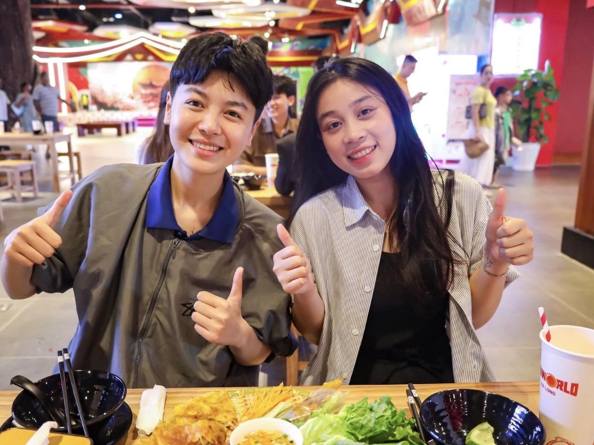 Bạn có thể lựa chọn ăn nhẹ tại các khu dịch vụ trong công viên hoặc di chuyển đến nhà hàng buffet trong Sun World Ha Long để có bữa trưa đầy đủ hơn.