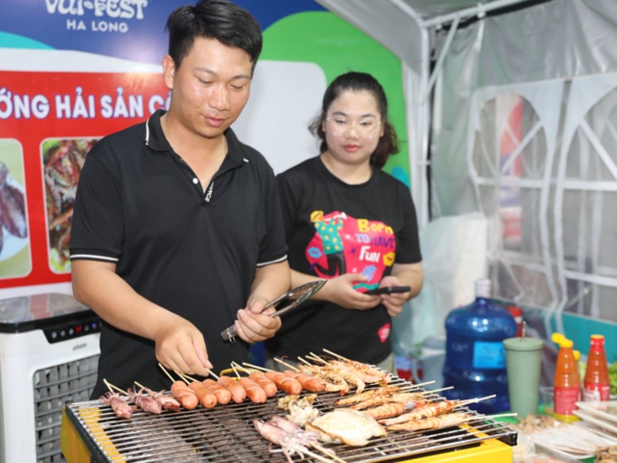 Sau khi rời khu vui chơi nước, bạn có thể di chuyển sang VUI-Fest Ha Long từ khoảng 18:00 để bắt đầu hành trình buổi tối.