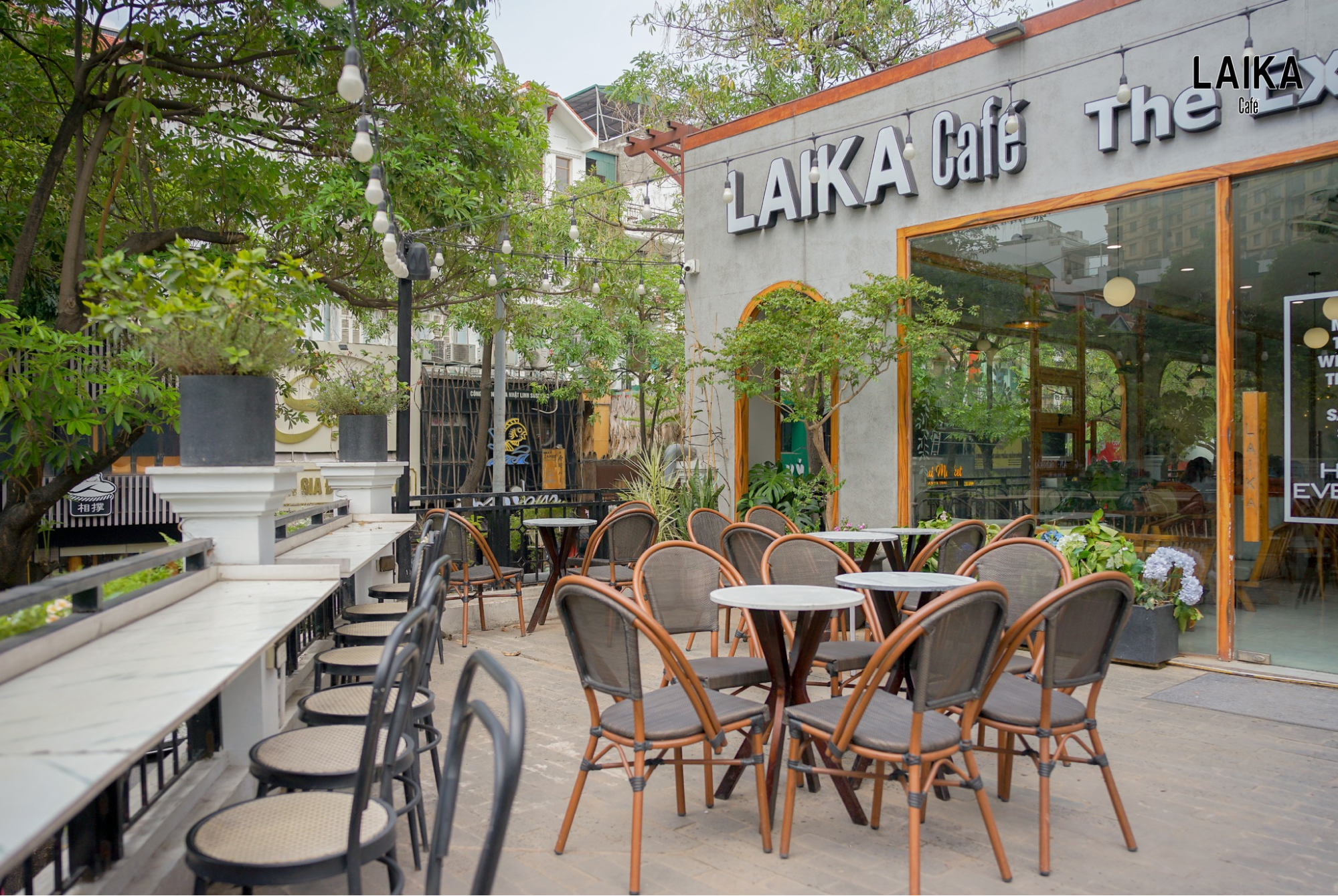 Thưởng ngoạn tầm nhìn cầu Bãi Cháy và vịnh Hạ Long từ Gió Coffee.