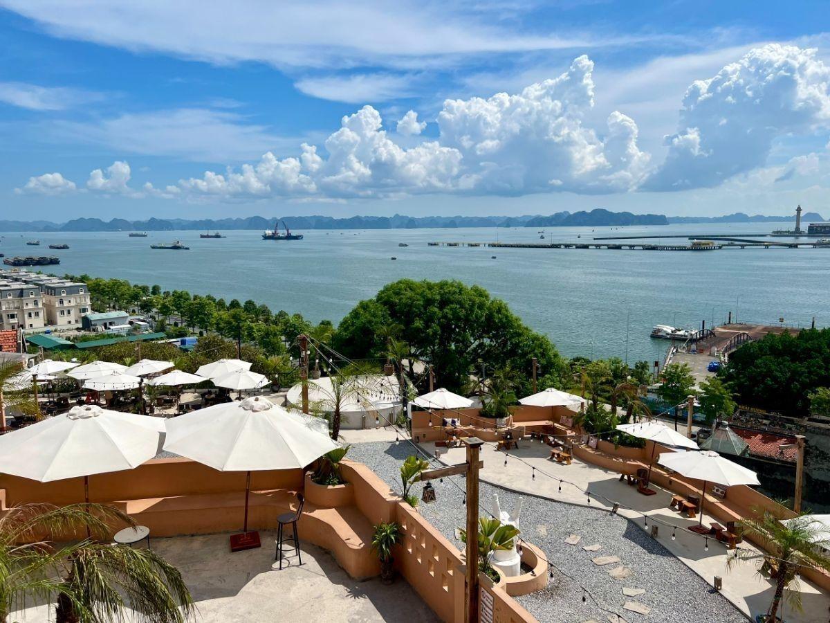 Thư giãn tâm hồn với âm thanh sóng biển tại cà phê ven vịnh.