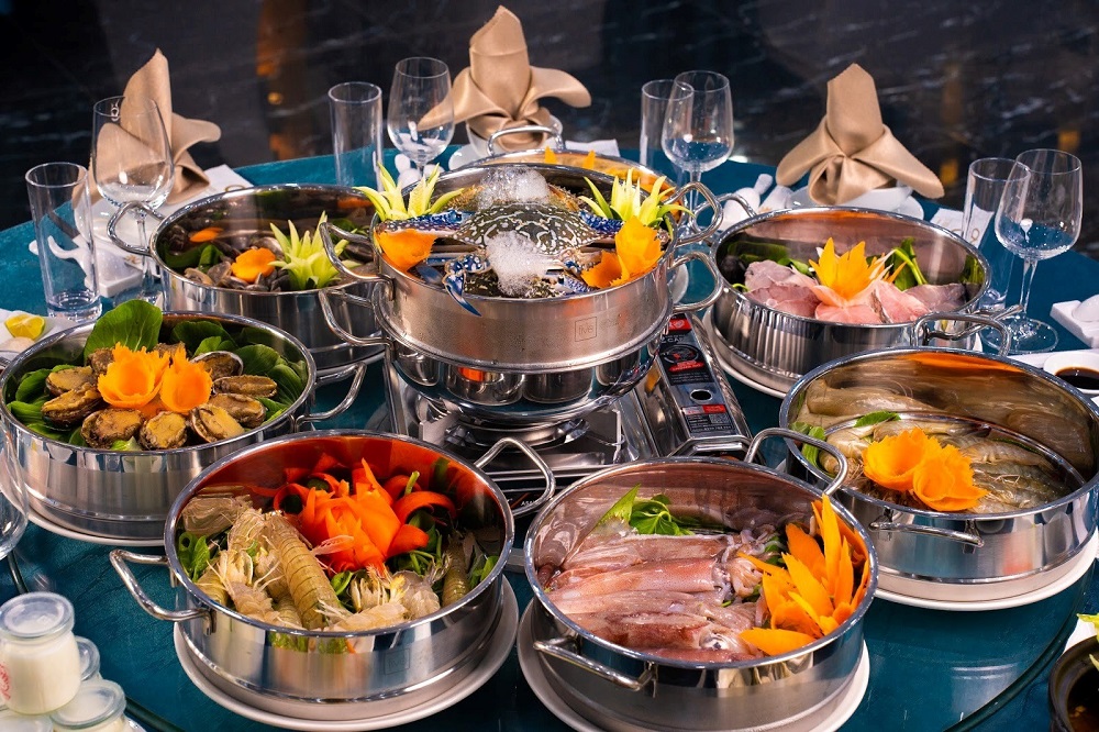 Thưởng thức hải sản địa phương buổi tối gần khu vực Sun World Ha Long.
