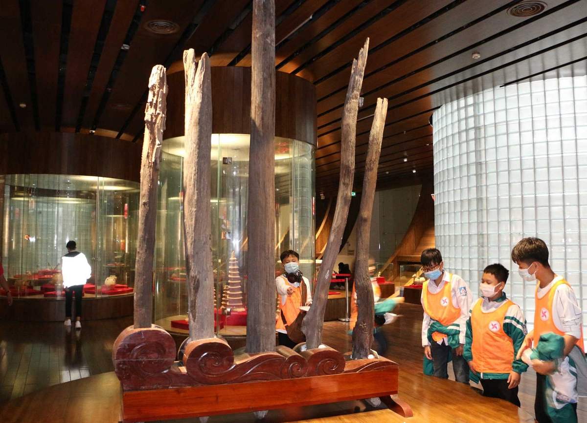 Check-in Bảo tàng Quảng Ninh và chuẩn bị di chuyển về nghỉ dưỡng tại Oakwood Ha Long.