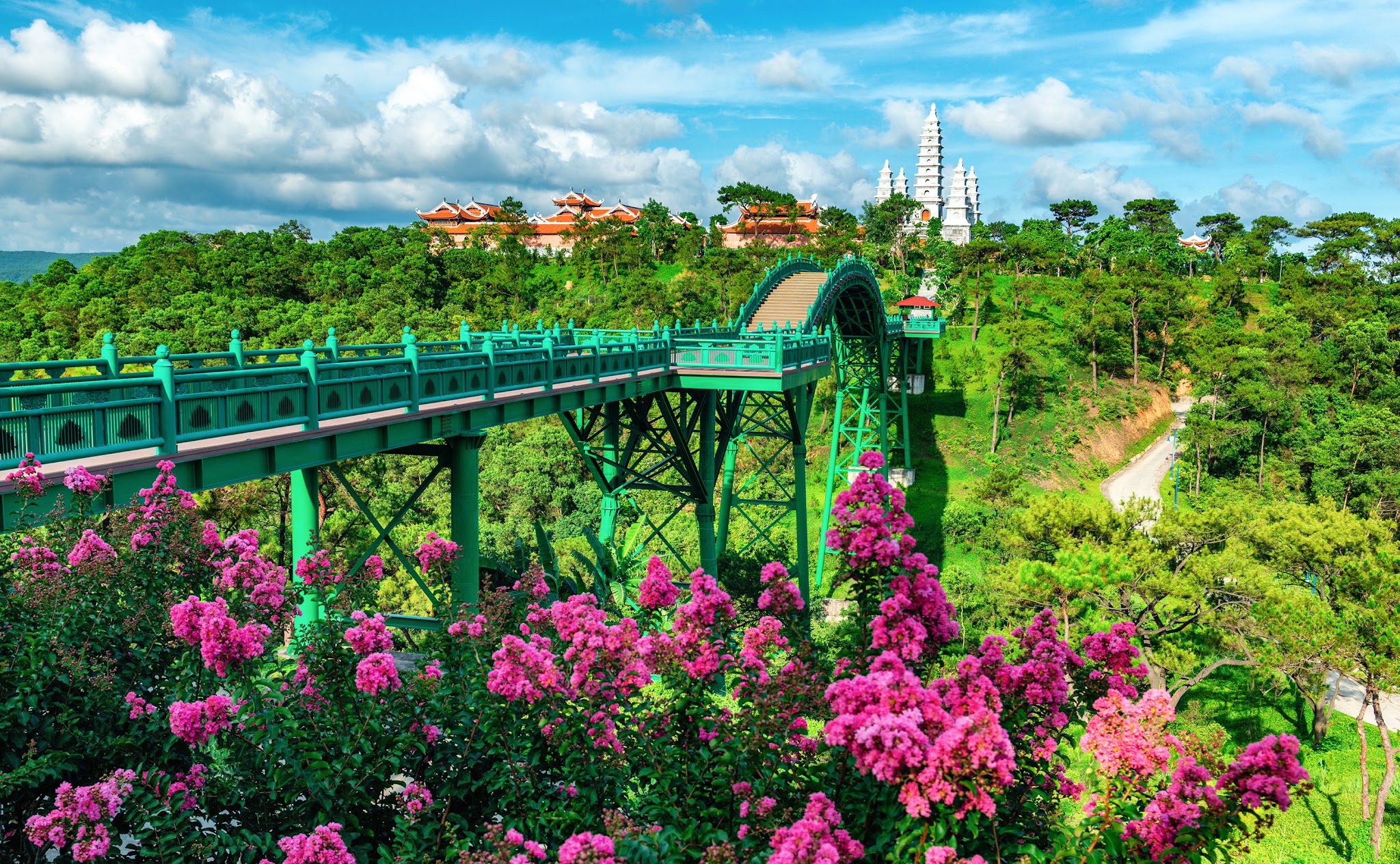 Chi phí lưu trú biến động theo mùa du lịch hè.
