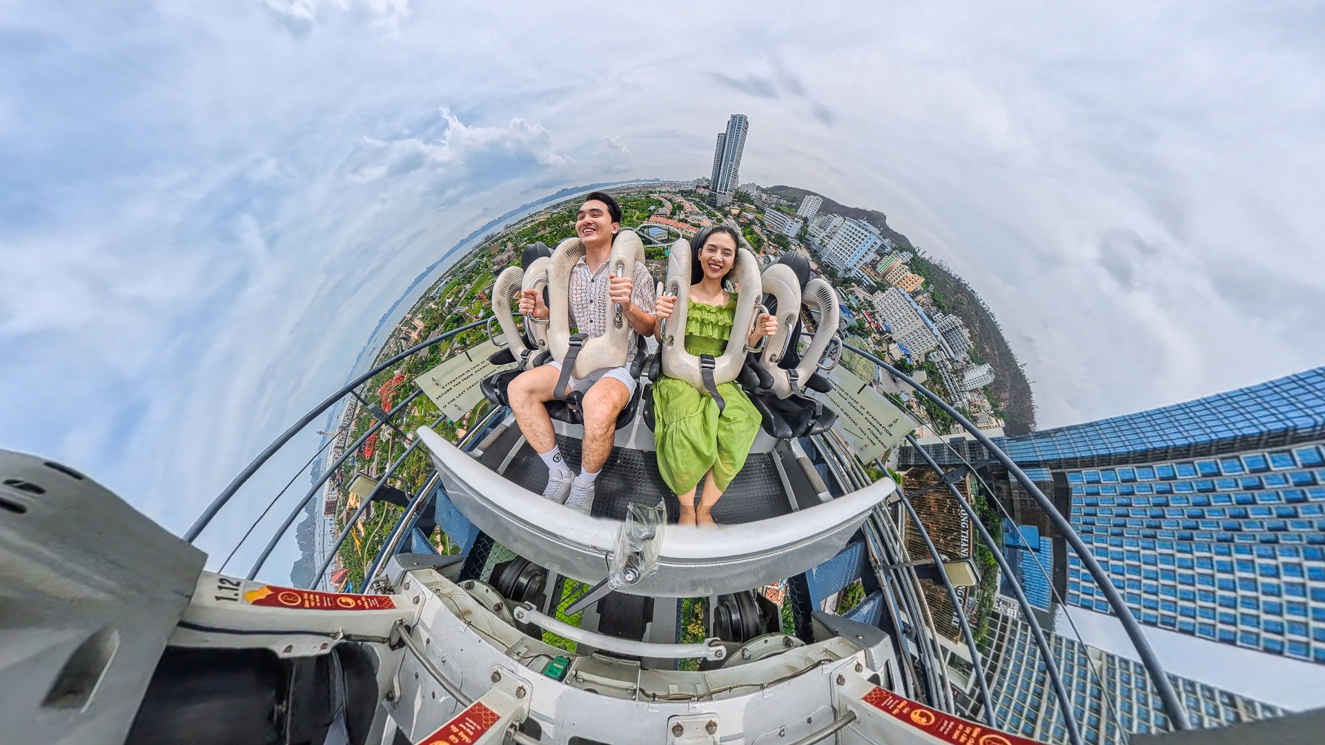 Du khách vui chơi tại Dragon Park và Typhoon.
