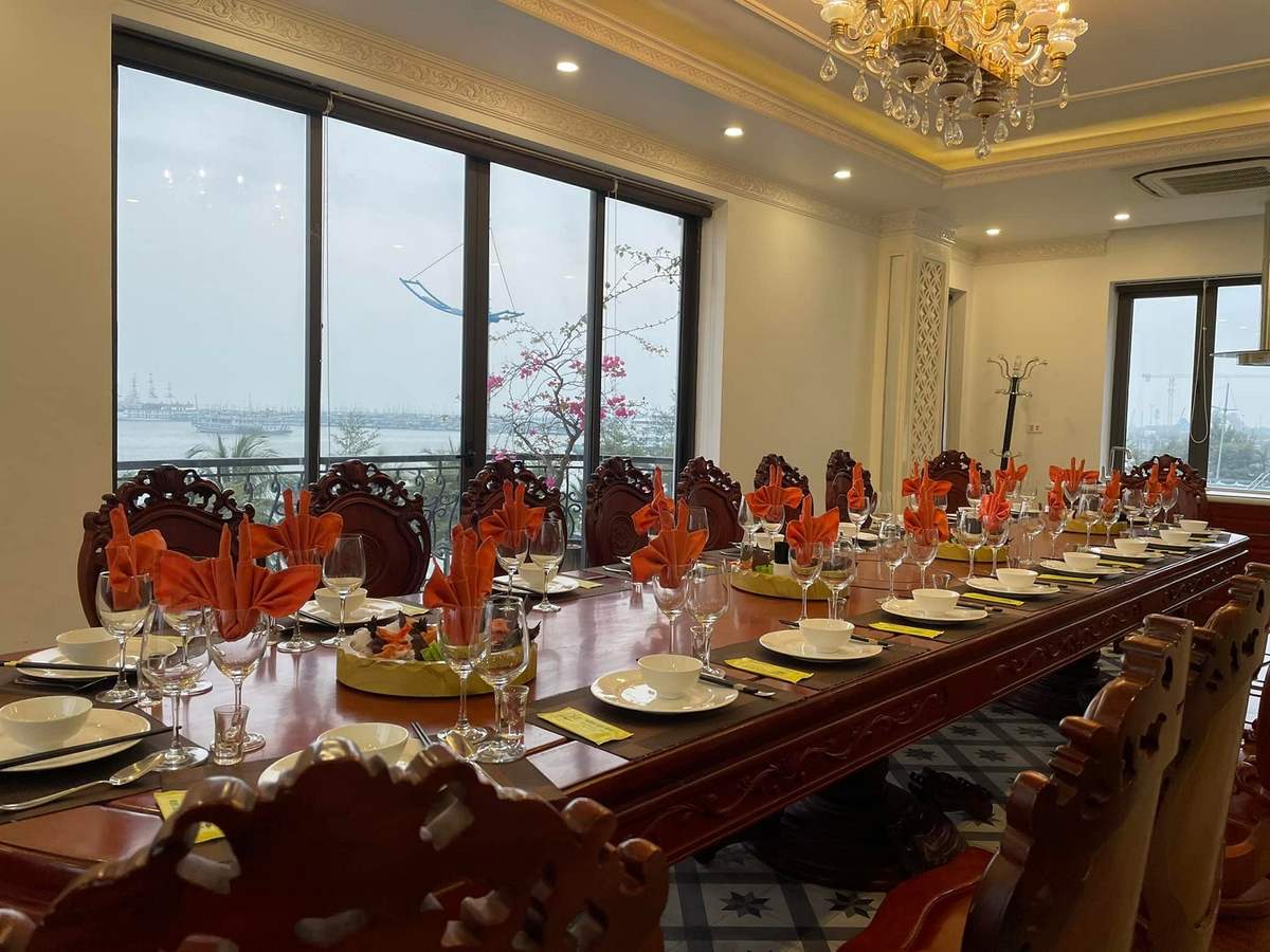 Kiến trúc Pháp cổ điển kết hợp tầm nhìn hướng vịnh.