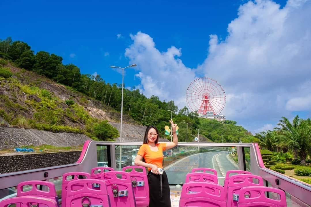 Du khách đi xe bus tham quan, vui chơi và ăn trưa tại Bãi Cháy. 